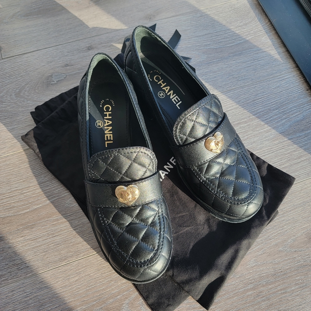 chanel 2023 heart loafers heeled black gold 40